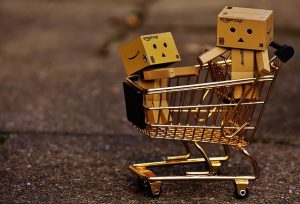 Amazon Paket-Figuren im Einkaufswagen