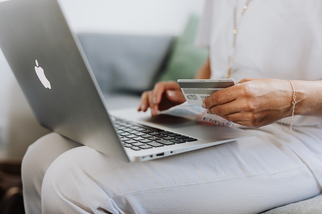 Kunden kauft online 