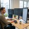 Web Entwickler am Arbeitsplatz mit mehreren Monitoren