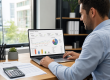 Geschäftsmann analysiert KI-Kosten auf Dashboard im Büro. KI-Flatrate