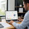Geschäftsmann analysiert KI-Kosten auf Dashboard im Büro. KI-Flatrate
